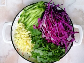 10、紫甘蓝麻油拌鸡胗,把切好的紫甘蓝、黄瓜、香菜、蒜末、胡萝卜丝放进去一起拌匀。