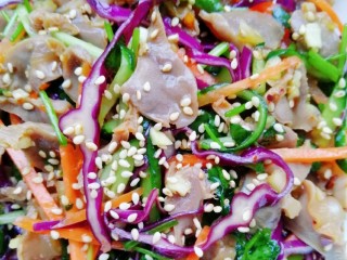 11、紫甘蓝麻油拌鸡胗,撒上炒熟的白芝麻就大功告成了。