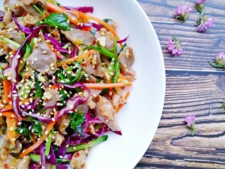 12、紫甘蓝麻油拌鸡胗,如果喜欢吃辣的可以多加些辣椒油。