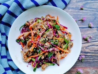 14、紫甘蓝麻油拌鸡胗,这道菜口感清脆，清凉爽口，吃腻了大鱼大肉，也来试试给家人换个口味吧。