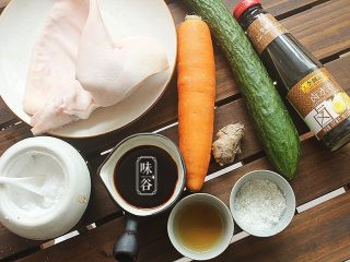 1、下酒小菜~凉拌猪耳,准备好材料;