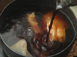 4、下酒小菜~凉拌猪耳,倒入卤水汁;