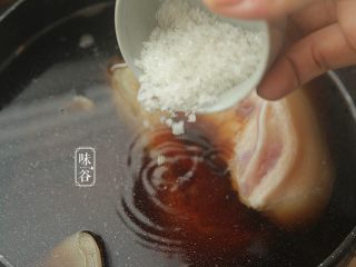 6、下酒小菜~凉拌猪耳,放入白糖;