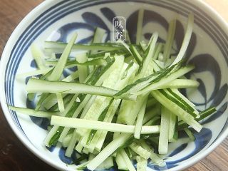 8、下酒小菜~凉拌猪耳,黄瓜切丝;