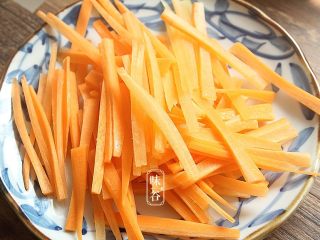 9、下酒小菜~凉拌猪耳,胡萝卜切丝;