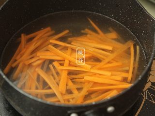 10、下酒小菜~凉拌猪耳,把胡萝卜放入水沸水中,水再次沸腾后捞起沥干水;