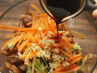 13、下酒小菜~凉拌猪耳,倒入生抽,香油搅拌均匀后腌制30分钟即可;