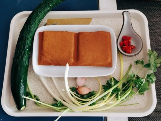 1、凉拌香干,食材准备好了