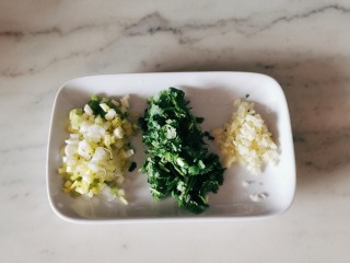 2、凉拌香干,蒜切碎 香菜切小段 香葱切小圈