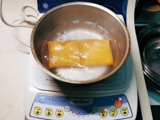 3、凉拌香干,香干放入开水中汆烫