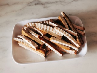 4、凉拌香干,捞出切条状 备用