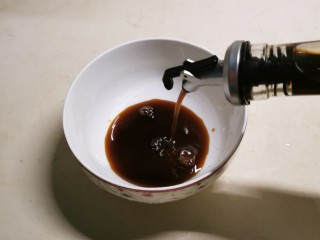 5、凉拌香干,取一小碗 放入生抽和醋