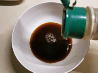 6、凉拌香干,放入胡椒粉