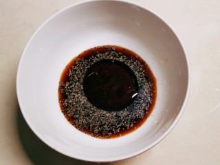 7、凉拌香干,放入芝麻油