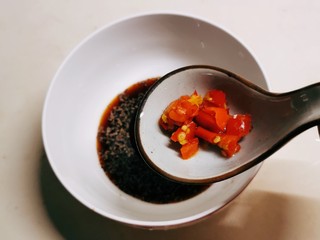 8、凉拌香干,放入剁椒