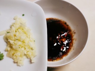 9、凉拌香干,放入蒜碎