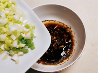 10、凉拌香干,放入香葱  碗汁调好备用