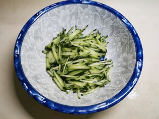 11、凉拌香干,黄瓜切丝 放入拌菜碗里