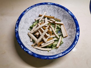 12、凉拌香干,放入香干