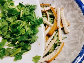 13、凉拌香干,放入香菜