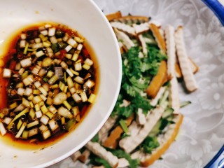 14、凉拌香干,倒入调好的碗汁