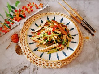 16、凉拌香干,装盘即可食用 清香美味。