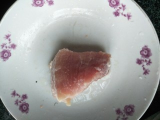 2、响螺肉苹果汤,准备好瘦肉洗干净。