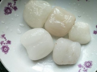 3、响螺肉苹果汤,海底椰冲洗干净。