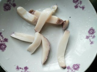 4、响螺肉苹果汤,响螺肉洗干净切小块。