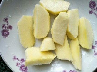 5、响螺肉苹果汤,苹果切皮去心切小块。