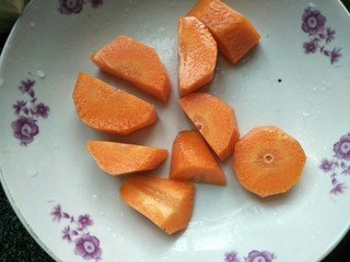 6、响螺肉苹果汤,红萝卜去皮洗干净切小块。