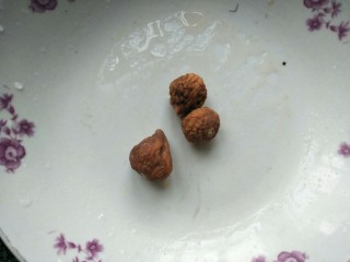 7、响螺肉苹果汤,无花果干洗干净。