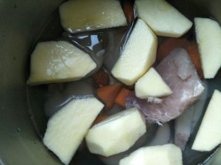 8、响螺肉苹果汤,锅内放入适量的水放入食材(盐除外)，大火煮沸后转小火煮60分钟。