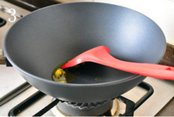 3、生炒糯米饭,起炒锅，烧热后加入1大勺鸡油或猪油