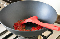 4、生炒糯米饭,下入腊肠丁，小火慢慢煸炒至出油