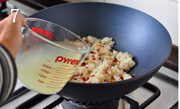 7、生炒糯米饭,分两到三次加入鸡汤，翻炒均匀后盖上锅盖，至水分吸收后再加下一次，直至煮到适当的口感