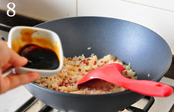 8、生炒糯米饭,加入蚝油和生抽，翻炒均匀