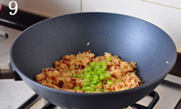 9、生炒糯米饭,加入菜心翻炒均匀