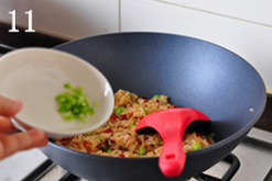 11、生炒糯米饭,最后下入葱花，翻炒均匀