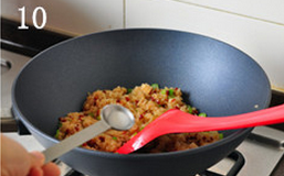 10、生炒糯米饭,尝味儿后，加入少许盐糖调味儿