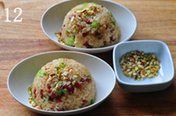 12、生炒糯米饭,起锅装盘后，撒适量干果碎上桌，即可