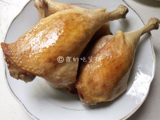 4、酱鸭腿,煎至两面金黄。