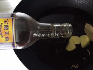 6、酱鸭腿,加料酒。