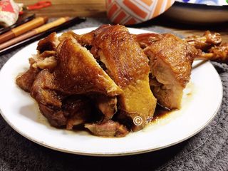 13、酱鸭腿,放凉后切块。