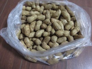 1、水煮花生,新鲜带壳花生一斤