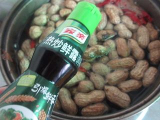 8、水煮花生,来一点妙鲜露提鲜，没有的可以加点耗油也可以提味，盖锅盖大火煮开，转中火煮10分钟