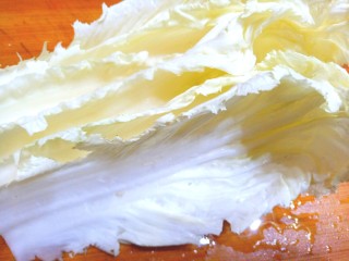1、凉拌白菜海蜇皮,白菜叶子洗净，控水