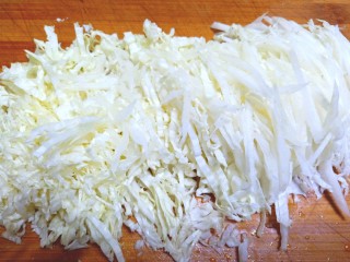 2、凉拌白菜海蜇皮,切成细丝