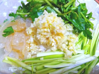 11、凉拌白菜海蜇皮,切好的东西全部放到碗中