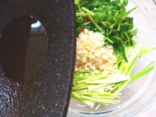 14、凉拌白菜海蜇皮,油热后泼到蒜末上